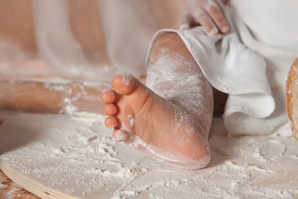 Un içinde kaplı küçük baker'ın ayakları 