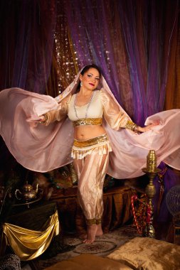 Güzel bir elbise içinde oryantal dans güzel Doğu kadın