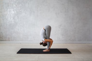 Genç kadın pratik gelişmiş yoga