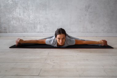 Genç kadın pratik gelişmiş yoga