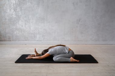 Genç kadın pratik gelişmiş yoga