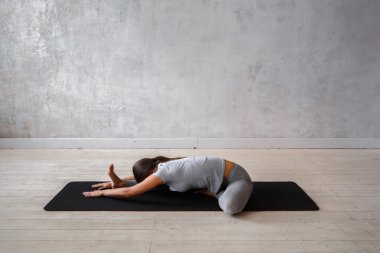 Genç kadın pratik gelişmiş yoga