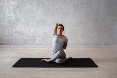 Genç kadın pratik gelişmiş yoga