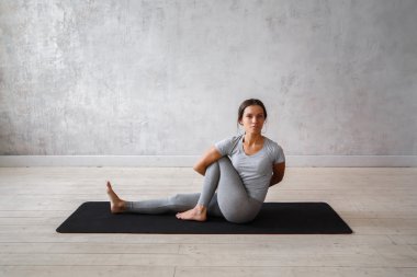 Genç kadın pratik gelişmiş yoga