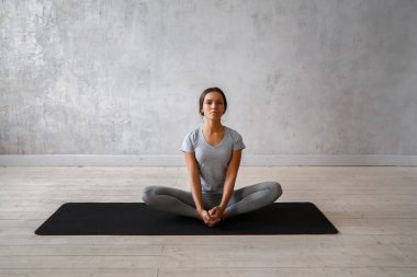 Genç kadın pratik gelişmiş yoga