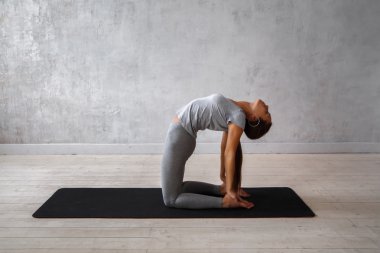 Genç kadın pratik gelişmiş yoga