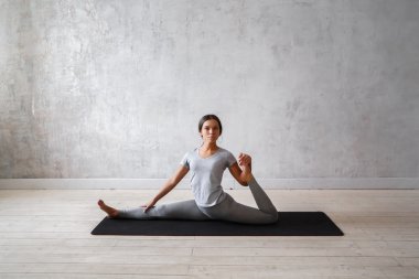 Kadın pratik gelişmiş yoga