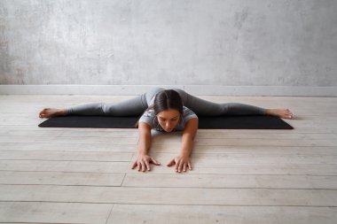 Kadın pratik gelişmiş yoga