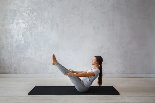 Genç kadın pratik gelişmiş yoga — Stok fotoğraf
