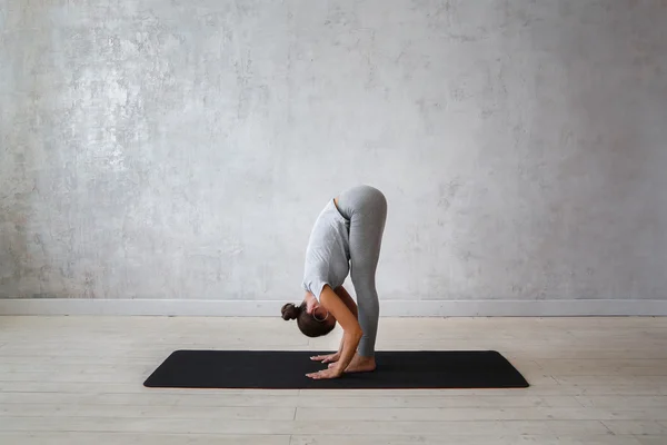 Mujer joven practicando yoga avanzado —  Fotos de Stock