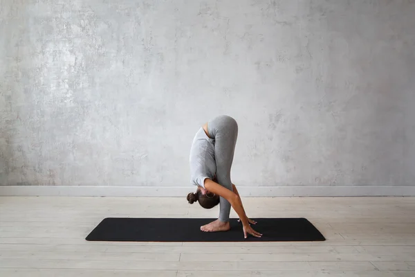 Ung kvinna tränar avancerad yoga — Stockfoto