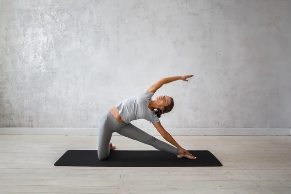 Ung kvinna tränar avancerad yoga — Stockfoto
