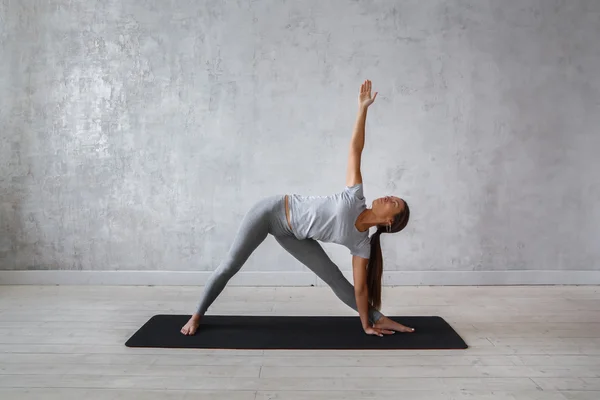 Jonge vrouw beoefenen geavanceerde yoga — Stockfoto