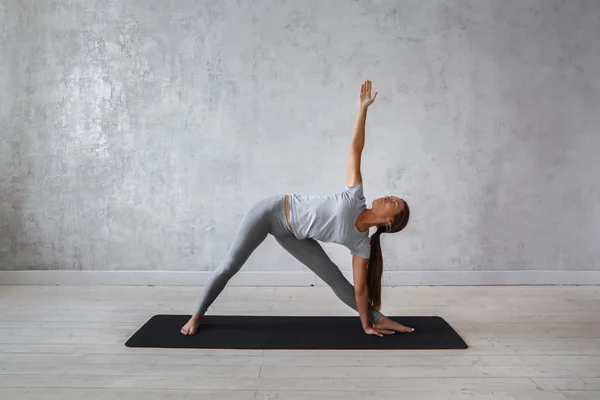 Mujer joven practicando yoga avanzado —  Fotos de Stock