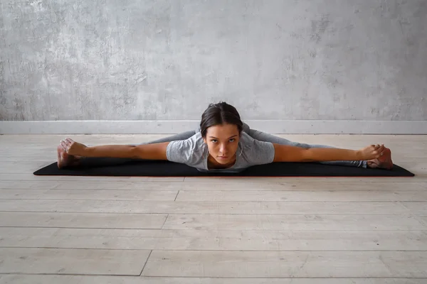 Genç kadın pratik gelişmiş yoga — Stok fotoğraf