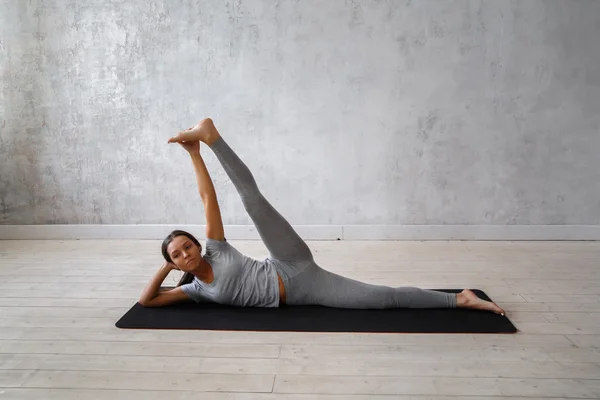 Jonge vrouw beoefenen geavanceerde yoga — Stockfoto