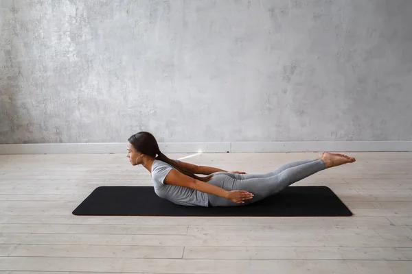 Jonge vrouw beoefenen geavanceerde yoga — Stockfoto