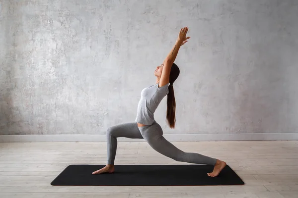 Kvinnan praktiserande avancerad yoga — Stockfoto