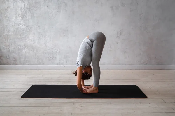 Kadın pratik gelişmiş yoga — Stok fotoğraf