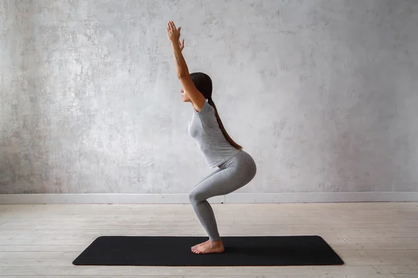 Mulher praticando ioga avançado — Fotografia de Stock