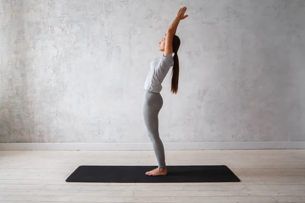 Woman practicing advanced yoga — Stock Photo, Image