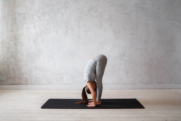 Kvinnan praktiserande avancerad yoga — Stockfoto