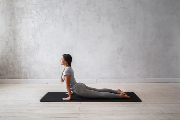 Vrouw beoefenen geavanceerde yoga — Stockfoto