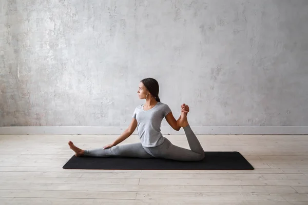 Vrouw beoefenen geavanceerde yoga — Stockfoto