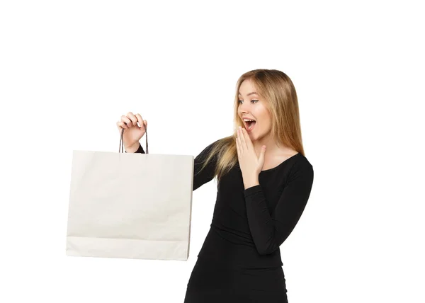 Młoda kobieta w czarnej sukience z torby na zakupy, na białym tle na białym tle. — Zdjęcie stockowe
