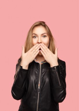 Güzel genç kız duygu pembe bir arka plan üzerinde gösterir..