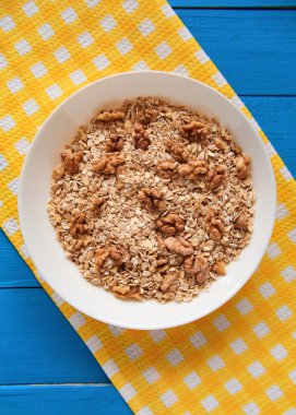 Fındık ile yulaf lapası. Ceviz mavi bir tabloda yulaf ezmesi. Sağlıklı kahvaltı her gün. Üstten Görünüm noktası.