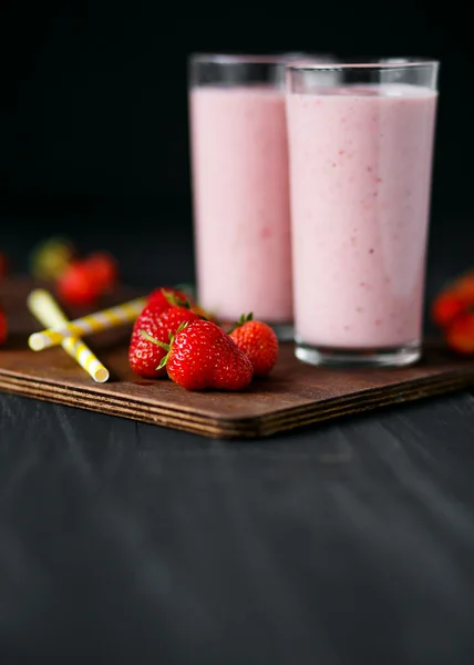 Frullato di fragole e banana nel bicchiere su sfondo nero — Foto Stock