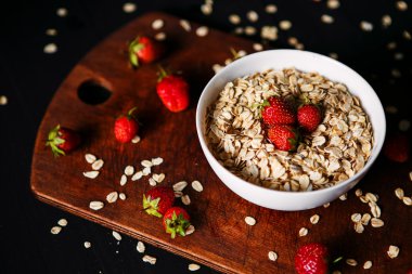 Sağlıklı Kahvaltı, müsli, granola çilek, sağlık ve beslenme kavramı.