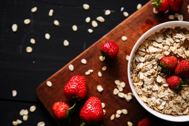 Sağlıklı Kahvaltı, müsli, granola çilek, sağlık ve beslenme kavramı.