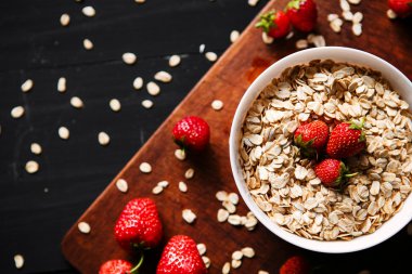 Sağlıklı Kahvaltı, müsli, granola çilek, sağlık ve beslenme kavramı.