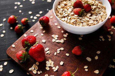 Sağlıklı Kahvaltı, müsli, granola çilek, sağlık ve beslenme kavramı.