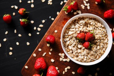 Sağlıklı Kahvaltı, müsli, granola çilek, sağlık ve beslenme kavramı.
