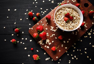 Sağlıklı Kahvaltı, müsli, granola çilek, sağlık ve beslenme kavramı.