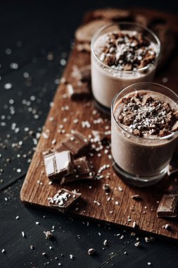 Fincan sıcak çikolata ve Çikolata parçalı kurabiye. Tatlı çikolata tatlı