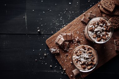 Fincan sıcak çikolata ve Çikolata parçalı kurabiye. Tatlı çikolata tatlı