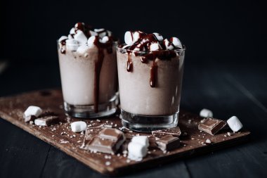 Ev yapımı sıcak çikolata. Bir fincan sıcak çikolata, şekerleme ve çikolata bar.