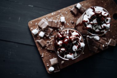 Ev yapımı sıcak çikolata. Bir fincan sıcak çikolata, şekerleme ve çikolata bar.