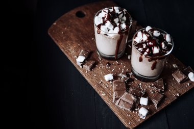 Ev yapımı sıcak çikolata. Bir fincan sıcak çikolata, şekerleme ve çikolata bar.