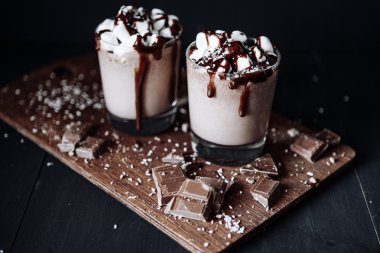 Ev yapımı sıcak çikolata. Bir fincan sıcak çikolata, şekerleme ve çikolata bar.