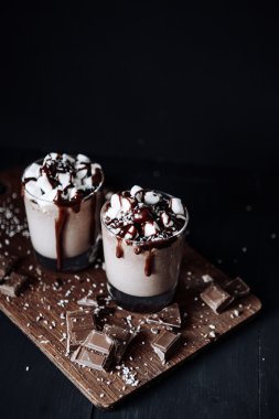 Ev yapımı sıcak çikolata. Bir fincan sıcak çikolata, şekerleme ve çikolata bar.