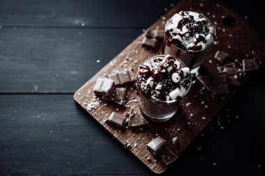 Ev yapımı sıcak çikolata. Bir fincan sıcak çikolata, şekerleme ve çikolata bar.