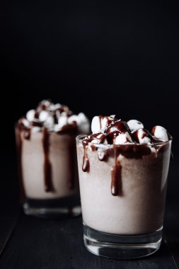 Ev yapımı sıcak çikolata. Bir fincan sıcak çikolata, şekerleme ve çikolata bar.