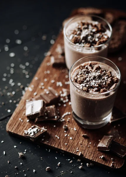 ホット ・ チョコレートとチョコレート チップ クッキーとカップ。甘いチョコレートのデザート — ストック写真