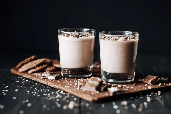 Cup with hot chocolate and chocolate chip cookies. Sweet chocolate dessert — Stock Photo, Image