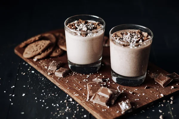 Cup with hot chocolate and chocolate chip cookies. Sweet chocolate dessert — Stock Photo, Image